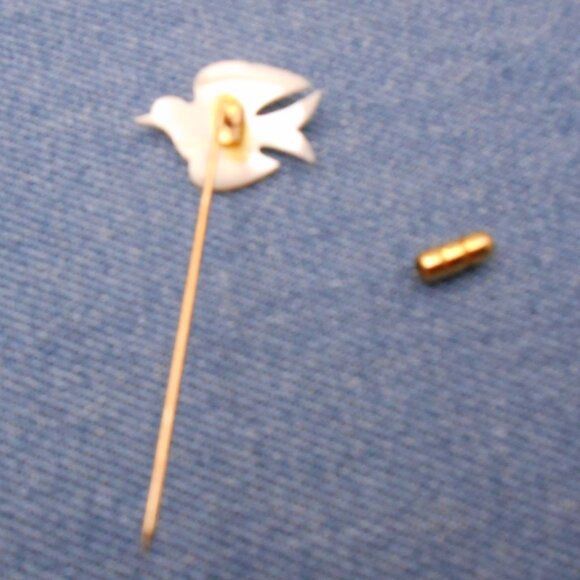 VINTAGE BIRD DOVE IN SHELL ON GOLD TONE STICK LAPEL PIN ON ORIGINAL DISPLAY CARD - Picture 8 of 10